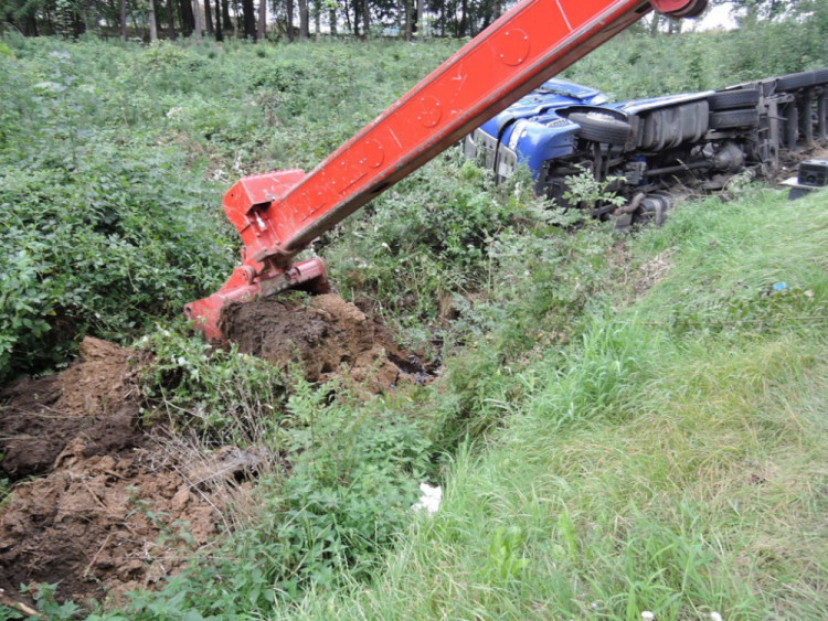Silnici na Frýdlantsku už neblokuje převrácený kamion