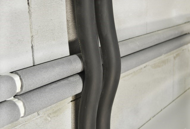 detail přechodu bez nutnosti svařování přechodového kolínka. Absence spoje je velmi důležitá především u trubek zabudovaných ve zdivu 