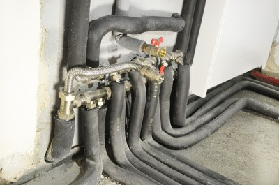 nerezový vlnovec se používá na rozvody vody, topení a plynu v budovách – ukázka rozvodů vody předizolovanou trubkou