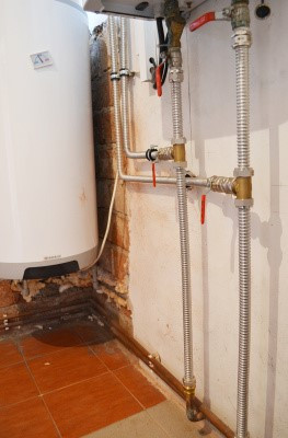 kotel na elektřinu v rozvodu v nerezovém vlnovci. Absencí pájeného spoje se vyhnete riziku možného prasknutí trubky v ohybu