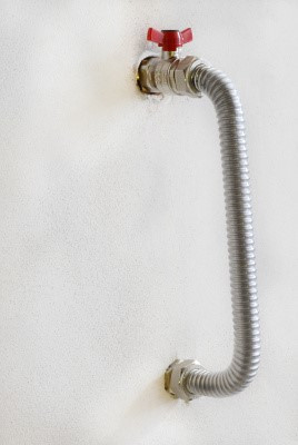 nerezovým vlnovcem lze jednoduše za pár minut připojit například vodu. Čiré plastové opláštění přidává nerezové trubce ochranu proti chemikáliím, čisticím prostředkům či zdivu