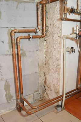 rozvody v mědi u kotle na tuhá paliva. Svařit jedno kolínko u mědi trvá přibližně 15 minut