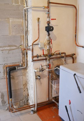 u rozvodu kotle v mědi byla část vyměněna za trubku z nerezového vlnovce kvůli protékajícímu spoji v kolínku