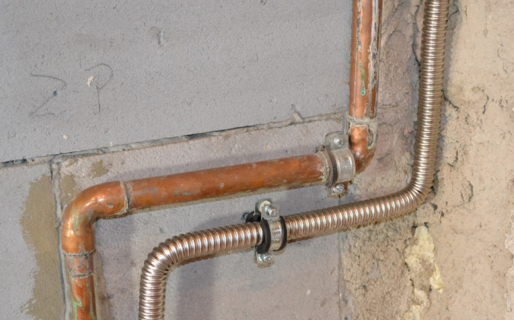 detail ohybu trubek u instalace kotle na tuhá paliva v mědi a v nerezovém vlnovci 