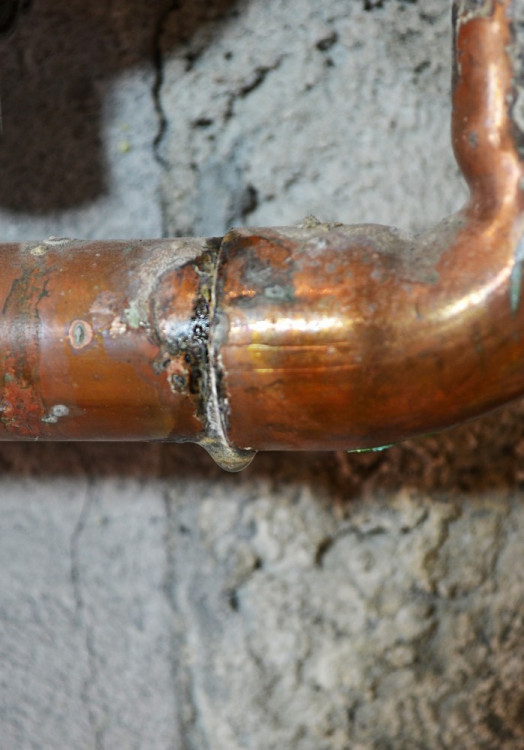 detail svářeného spoje u mědi po několika letech provozu