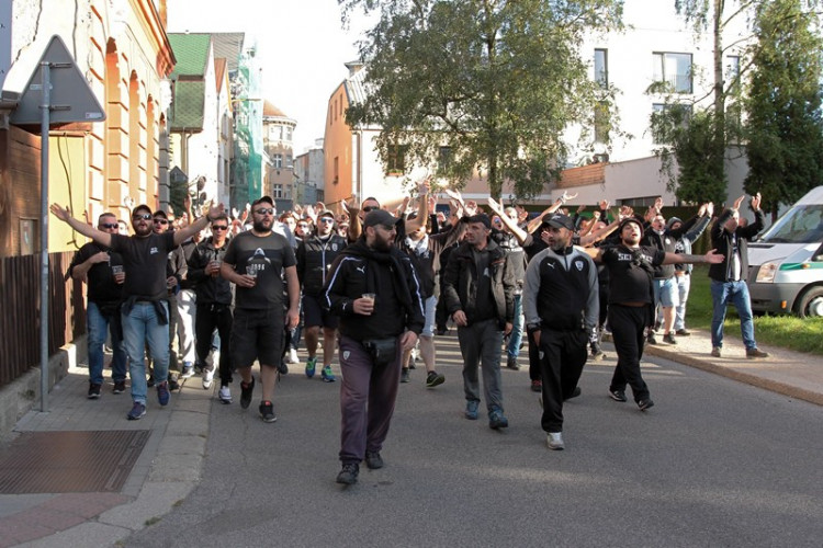 Libercem prošlo pět stovek řeckých fanoušků