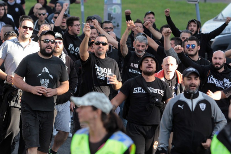 Libercem prošlo pět stovek řeckých fanoušků