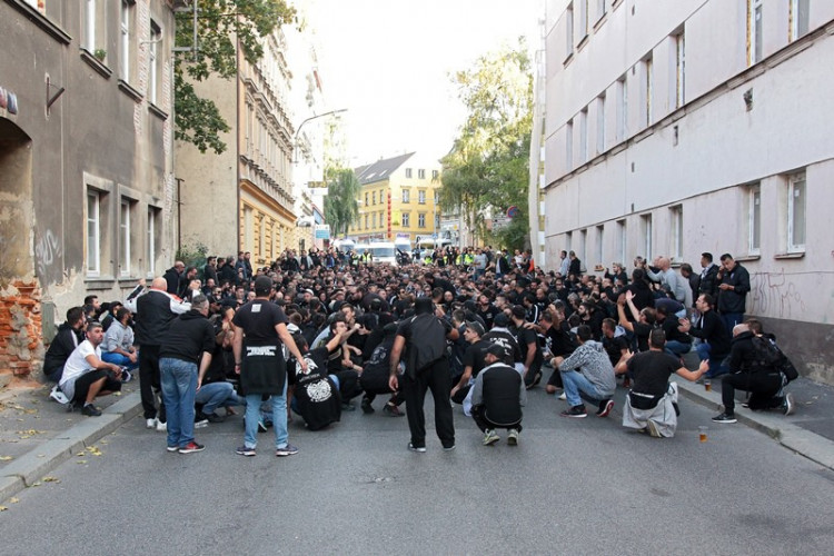 Libercem prošlo pět stovek řeckých fanoušků