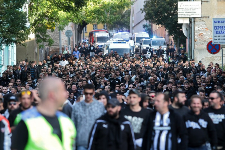 Libercem prošlo pět stovek řeckých fanoušků