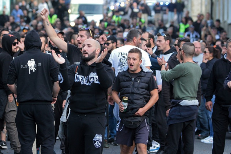 Libercem prošlo pět stovek řeckých fanoušků