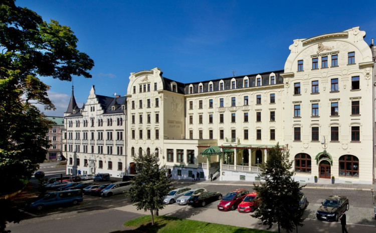 Hotel Zlatý Lev vypadá jako před 110 lety