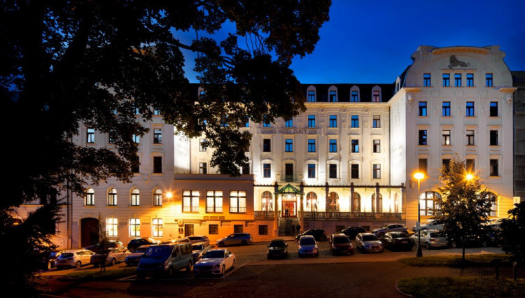 Hotel Zlatý Lev vypadá jako před 110 lety