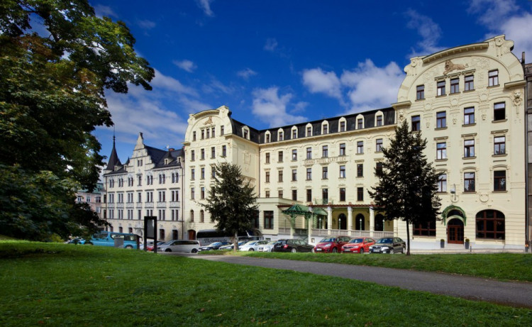 Hotel Zlatý Lev vypadá jako před 110 lety