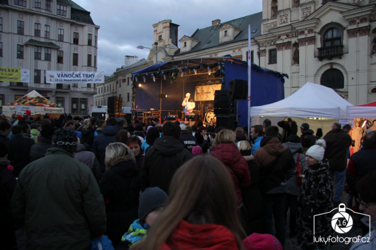 Jihlava zahájila advent rozsvícením vánočního stromečku na náměstí
