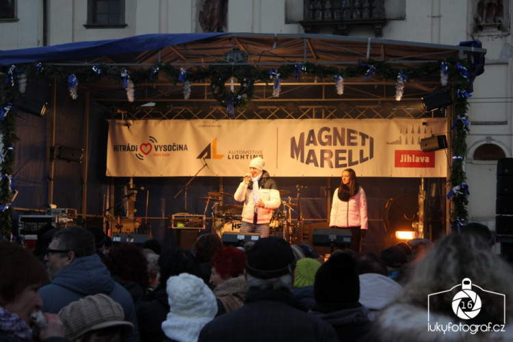 Jihlava zahájila advent rozsvícením vánočního stromečku na náměstí