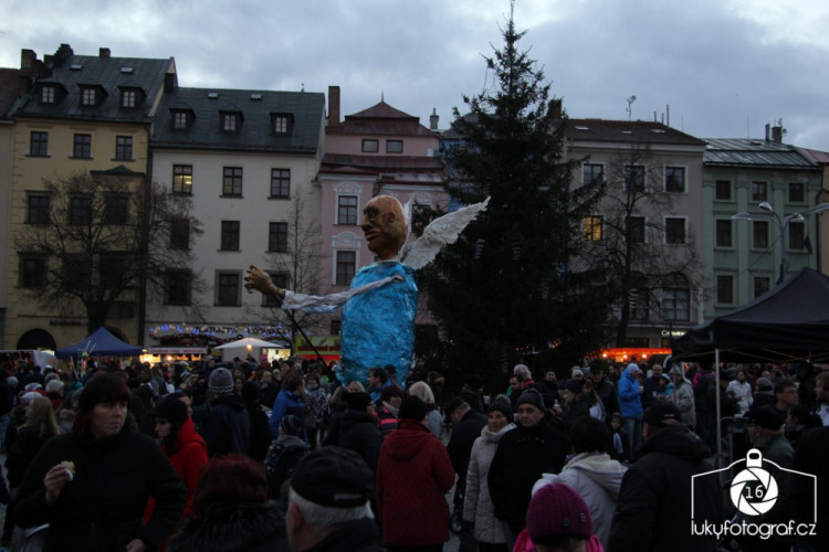 Jihlava zahájila advent rozsvícením vánočního stromečku na náměstí