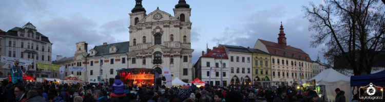 Jihlava zahájila advent rozsvícením vánočního stromečku na náměstí
