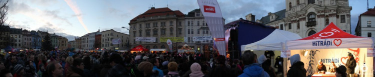 Jihlava zahájila advent rozsvícením vánočního stromečku na náměstí