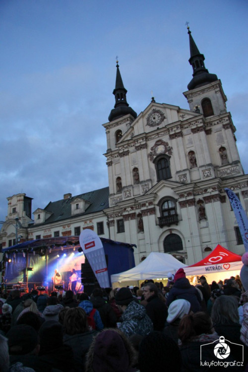 Jihlava zahájila advent rozsvícením vánočního stromečku na náměstí