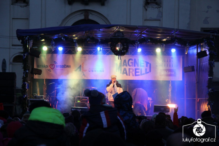 Jihlava zahájila advent rozsvícením vánočního stromečku na náměstí