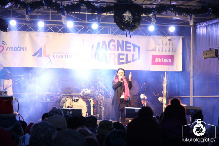 Jihlava zahájila advent rozsvícením vánočního stromečku na náměstí