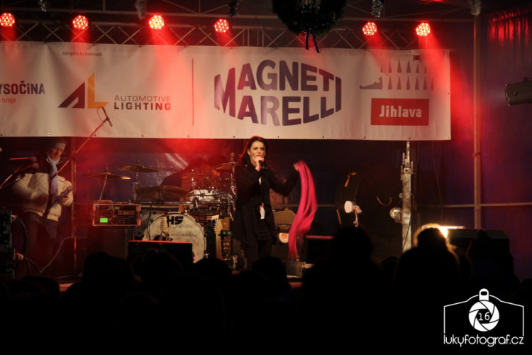 Jihlava zahájila advent rozsvícením vánočního stromečku na náměstí