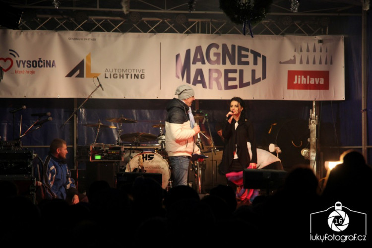 Jihlava zahájila advent rozsvícením vánočního stromečku na náměstí