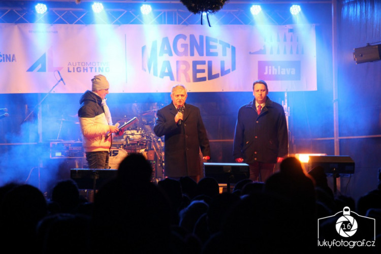 Jihlava zahájila advent rozsvícením vánočního stromečku na náměstí