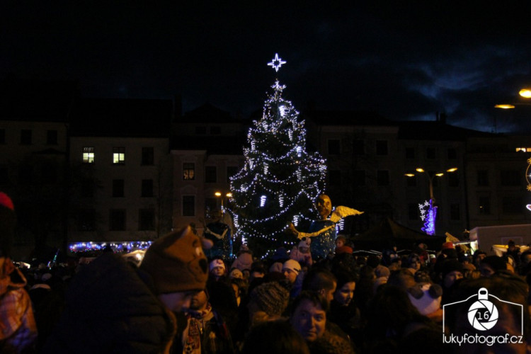 Jihlava zahájila advent rozsvícením vánočního stromečku na náměstí