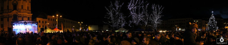 Jihlava zahájila advent rozsvícením vánočního stromečku na náměstí