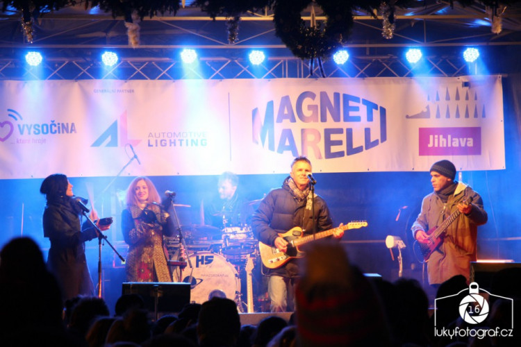 Jihlava zahájila advent rozsvícením vánočního stromečku na náměstí