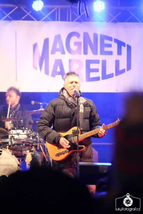 Jihlava zahájila advent rozsvícením vánočního stromečku na náměstí