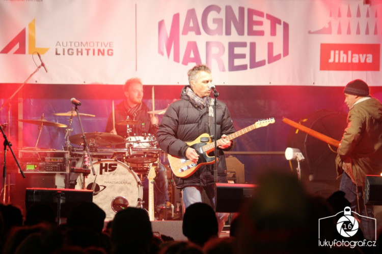 Jihlava zahájila advent rozsvícením vánočního stromečku na náměstí