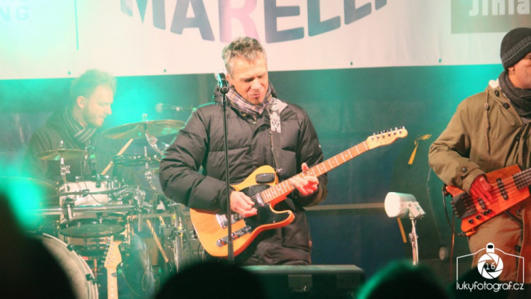 Jihlava zahájila advent rozsvícením vánočního stromečku na náměstí