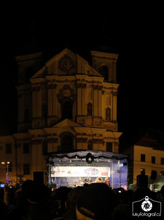 Jihlava zahájila advent rozsvícením vánočního stromečku na náměstí