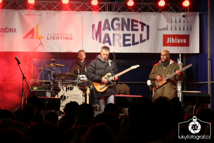 Jihlava zahájila advent rozsvícením vánočního stromečku na náměstí