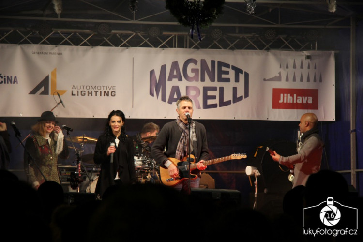 Jihlava zahájila advent rozsvícením vánočního stromečku na náměstí