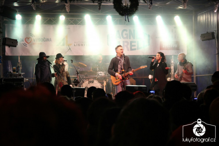 Jihlava zahájila advent rozsvícením vánočního stromečku na náměstí