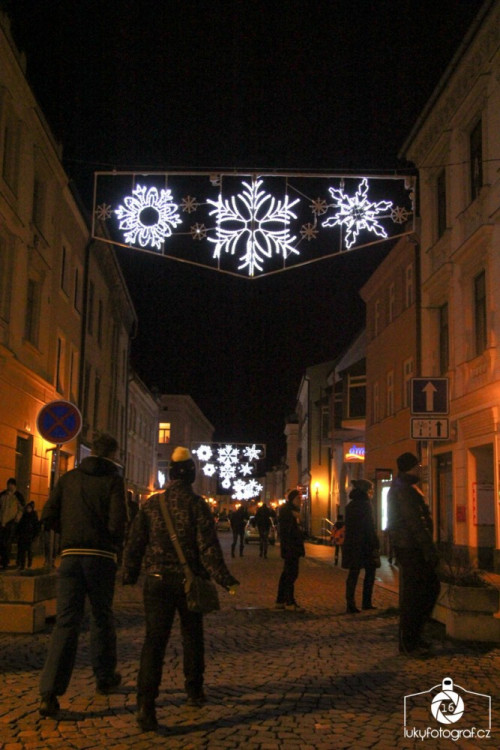 Jihlava zahájila advent rozsvícením vánočního stromečku na náměstí