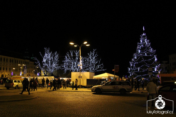 Jihlava zahájila advent rozsvícením vánočního stromečku na náměstí
