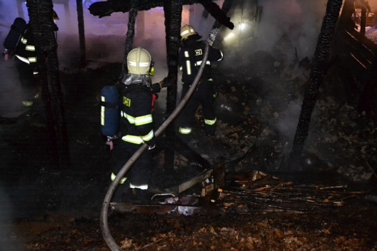 Požár chaty v Radčické ulici