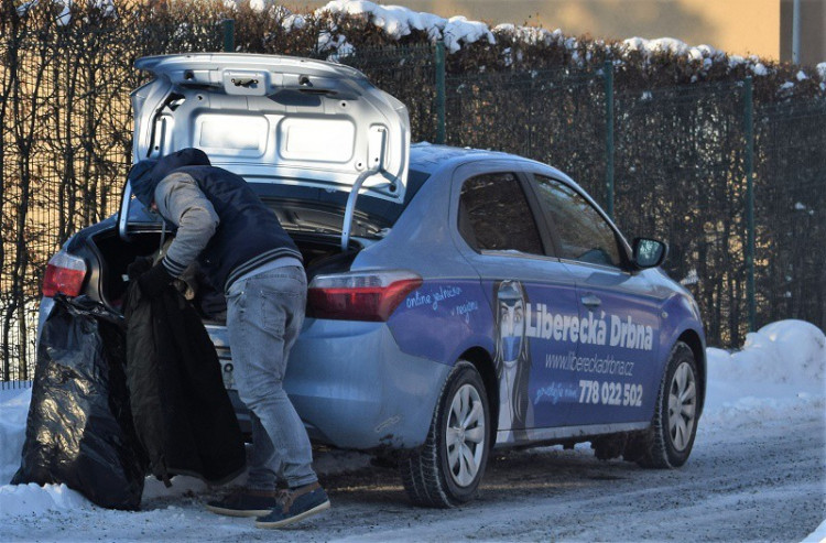 Liberecká Drbna rozvezla lidem bez domova teplou polévku a oblečení od vás