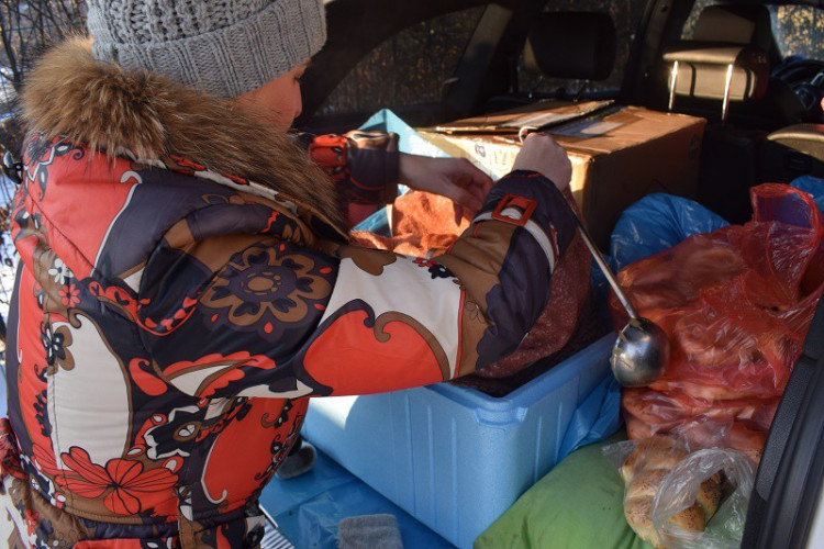 Liberecká Drbna rozvezla lidem bez domova teplou polévku a oblečení od vás