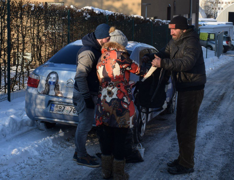 Liberecká Drbna rozvezla lidem bez domova teplou polévku a oblečení od vás