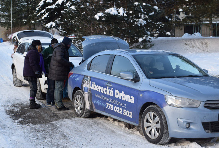 Liberecká Drbna rozvezla lidem bez domova teplou polévku a oblečení od vás