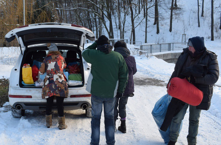 Liberecká Drbna rozvezla lidem bez domova teplou polévku a oblečení od vás
