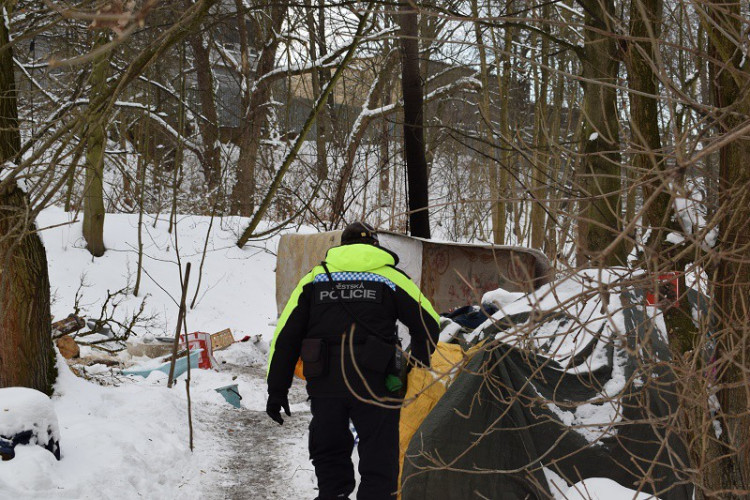 Liberecká Drbna rozvezla lidem bez domova teplou polévku a oblečení od vás