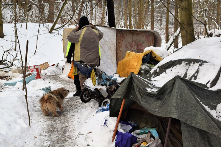 Liberecká Drbna rozvezla lidem bez domova teplou polévku a oblečení od vás
