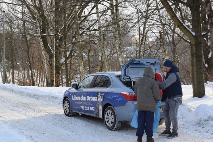 Liberecká Drbna rozvezla lidem bez domova teplou polévku a oblečení od vás