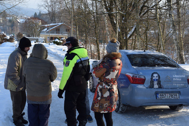 Liberecká Drbna rozvezla lidem bez domova teplou polévku a oblečení od vás